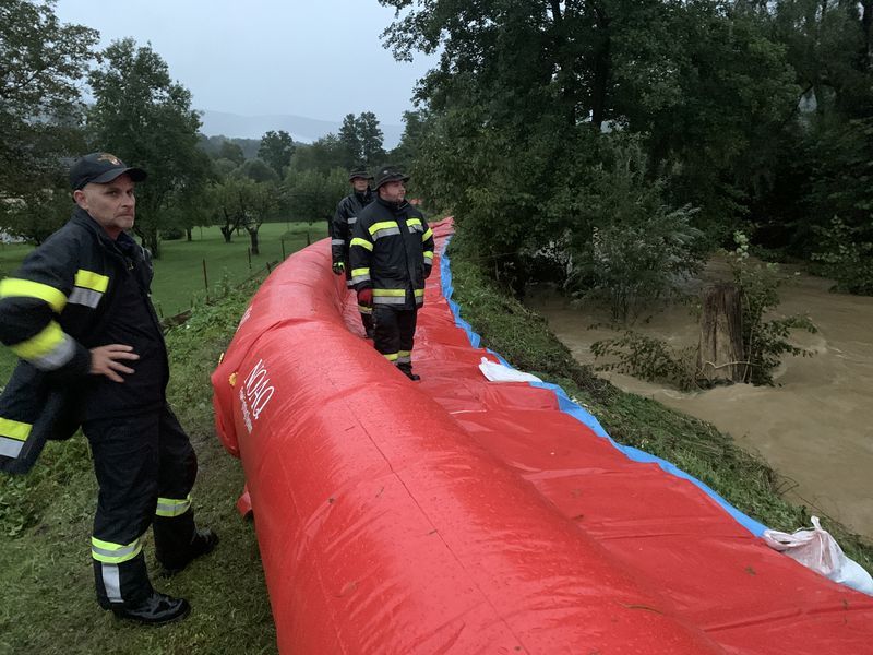 F&uuml;nf Katastrophen-Z&uuml;ge aus K&auml;rnten helfen in Nieder&ouml;sterreich.
