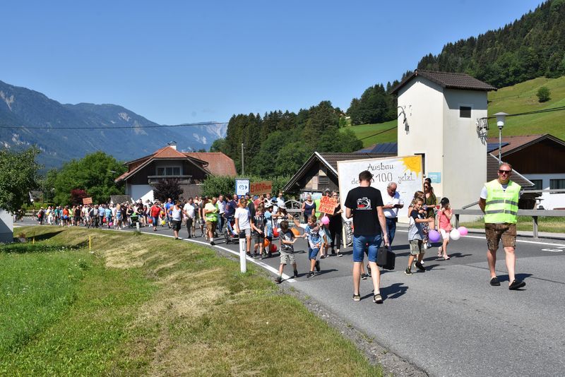 Im Sommer 2023 wurde in Greifenburg ein Protestmarsch f&uuml;r einen raschen bahnparallelen Ausbau der B 100 und damit der Umfahrung des Ortszentrums Greifenburg organisiert. Foto: HAAN