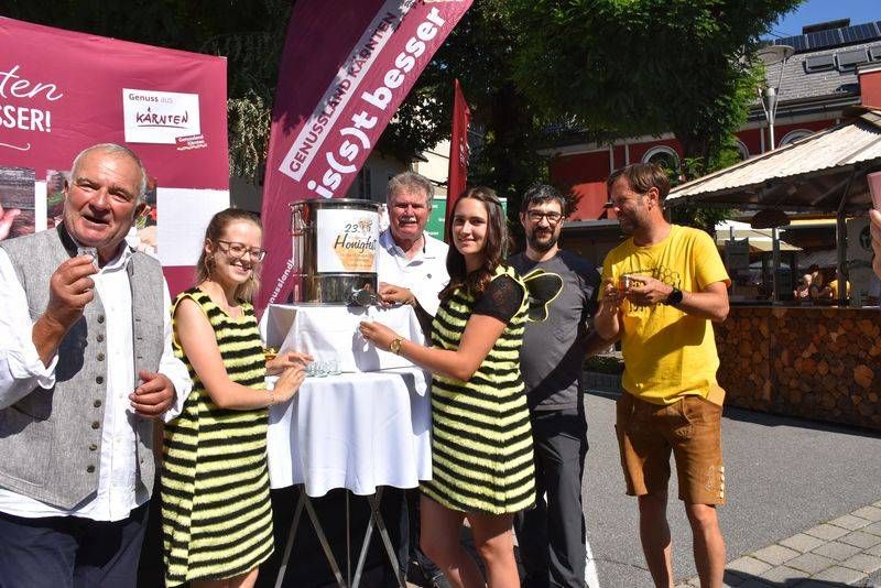 Der offizielle Honiganstich in Hermagor erfolgte Samstagvormittag.