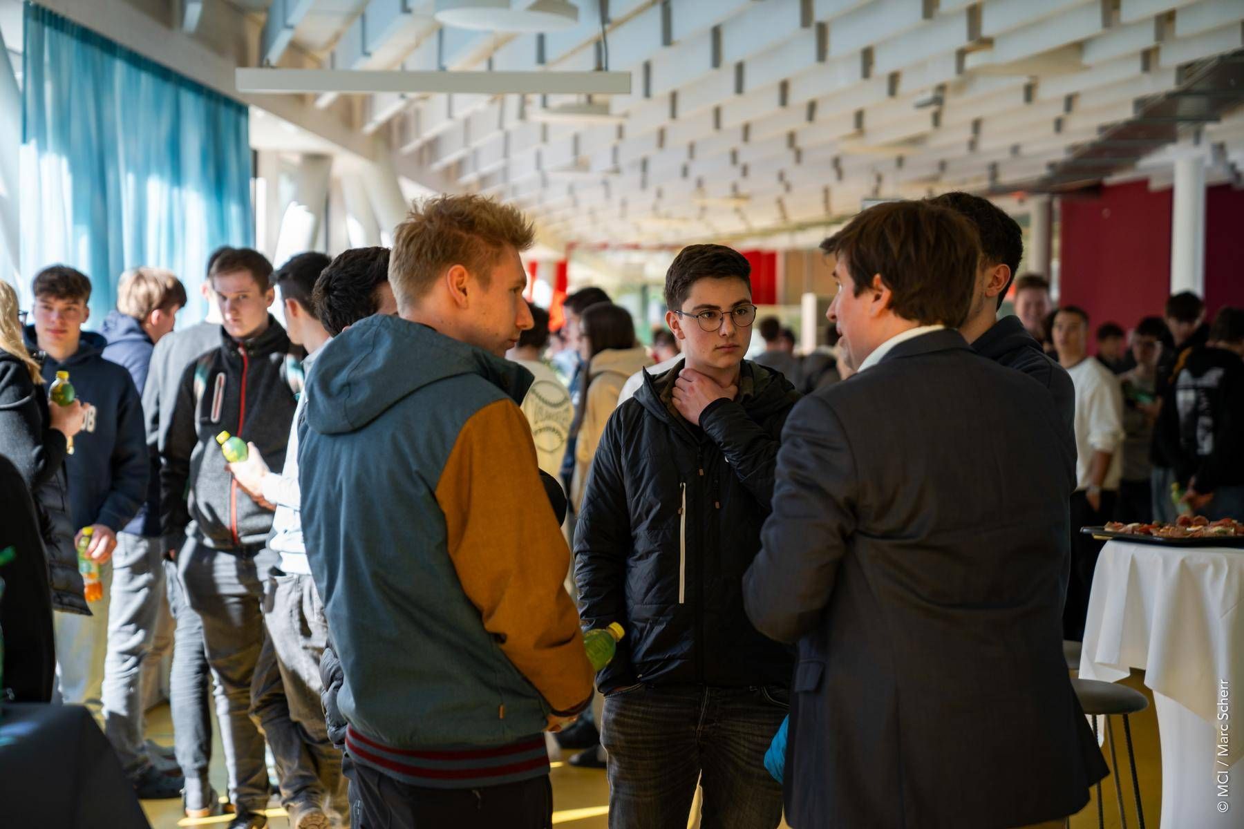 Die Sch&uuml;lerInnen zeigten Interesse an den Studienm&ouml;glichkeiten. Foto: MCI Marc Scherr