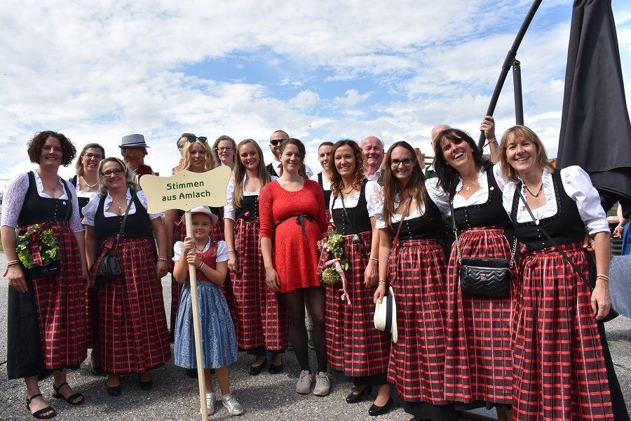 Die M&auml;nner des MGV Amlach haben auch einen weiblichen Gegenpart: &bdquo;Die Stimmen aus Amlach&ldquo;. Sie werden kommende Woche auch bei Viktor Planks Benefizkonzert &bdquo;36 Jahre Ein Herz f&uuml;r Kinder&ldquo; im Spittl zu h&ouml;ren sein.