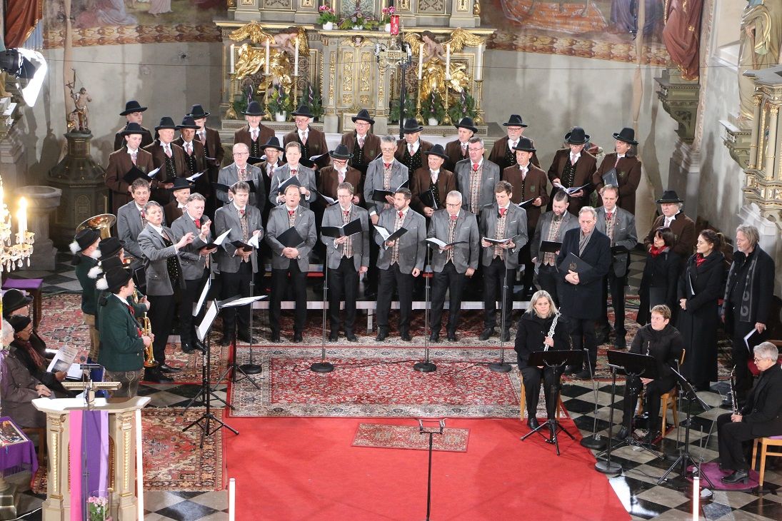 Das Requiem wurde gestaltet vom MGV Gro&szlig;kirchheim, dem Finanzchor Villach, den Wei&szlig;enbl&auml;sern Gro&szlig;kirchheim, dem Quartett &bdquo;MundART&ldquo; sowie vom Oboen-Ensemble &bdquo;Harmony&ldquo;. Foto: Heidi Schober