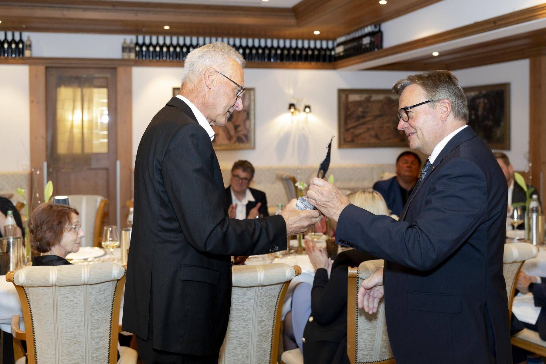 Abschiedsfeier f&uuml;r Karl Popeller und Dank von AR-Vorsitzenden Alt-LH G&uuml;nther Platter. Foto: Felbertauernstra&szlig;e AG/Martin Lugger