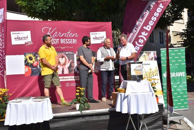 Honiganstich. Bezirksobmann Christof Michenthaler, Landesobmann Patrik Gausberg, Hermagors Agrarstadtrat Karl Tillian und der Obmann des &ouml;sterreichischen Imkerbundes Hethenauer.