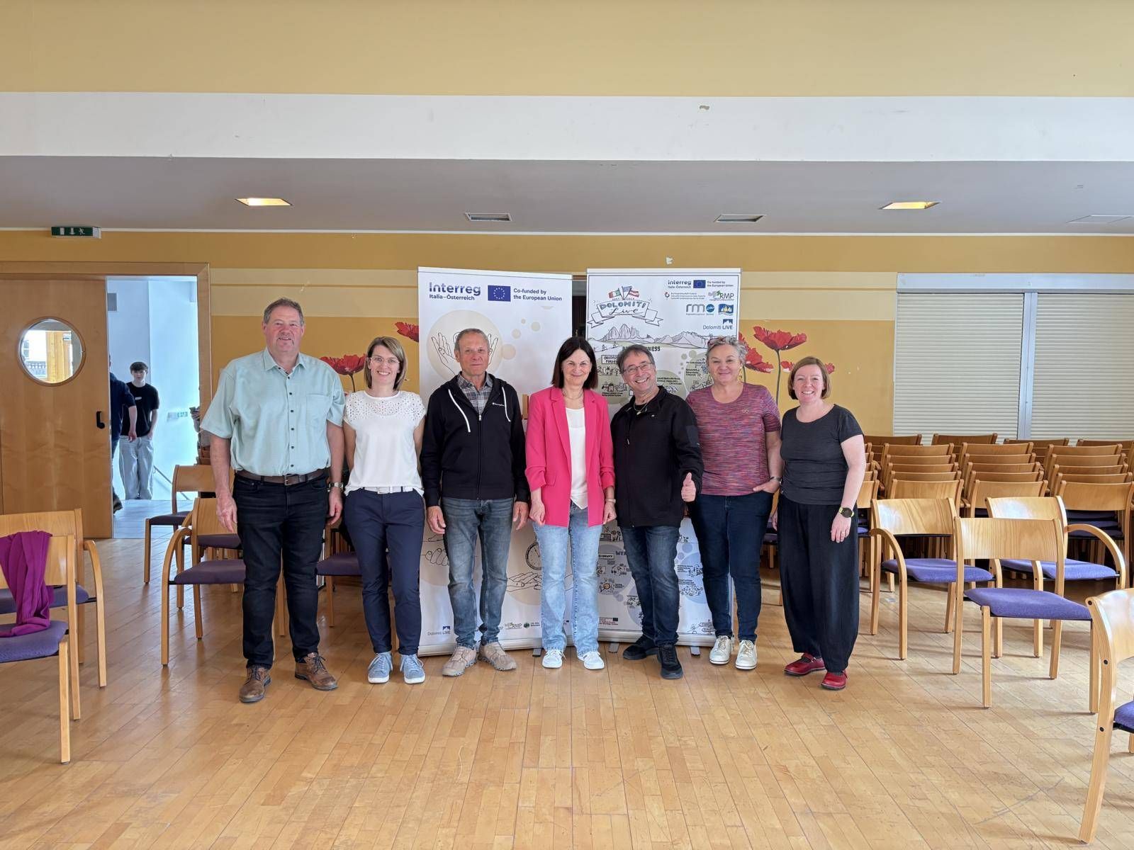 Die Organisatoren des Generationentreffs unter dem Motto &bdquo;Tanzen fr&uuml;her und heute&ldquo; im Gemeindesaal St. Jakob i.Def. v.l. Clusterleiter Markus T&ouml;nig, Clusterleiterstellvertreterin Doris Jesacher, Obmann des Seniorenvereines St. Jakob i.Def. Josef Grimm, Marlies Ladst&auml;tter (Projektleiterin Nationalkparkmittelschule Defereggental), Tanzlehrer Edi Weichselbraun, Gina Streit und Simone Ortner-Trebo vom Regions-management Osttirol.