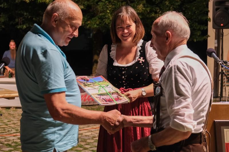 Komponist Josef Abwerzger &uuml;berreichte Anton Egarter die Partitur zum St&uuml;ck. Mitte: Kapellmeisterin Mag. Margret Hillebold. Hanna Weichsler