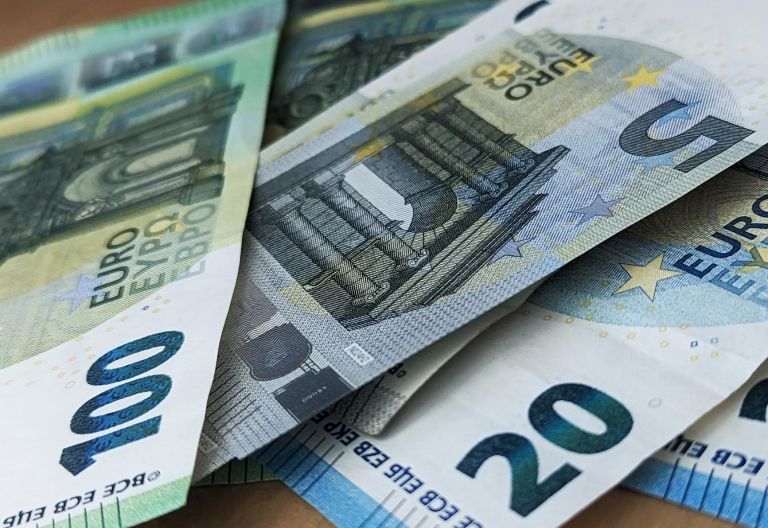 Umfrage zum Weltspartag: Sparen oder ausgeben? 