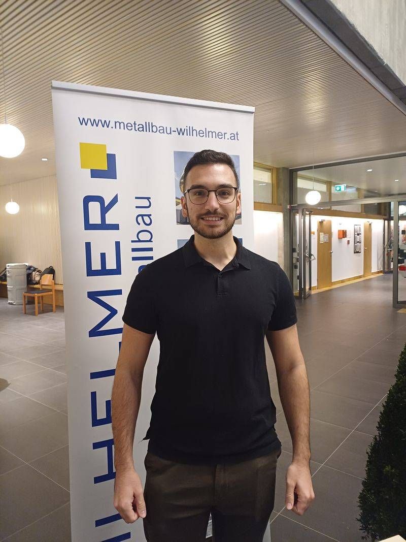 HAK-Absolventen stellten sich zur Verf&uuml;gung und zeigten, wohin der Weg mit einer HAK-Ausbildung gehen kann: Die Firma Metallbau Wilhelmer vertrat Lukas Klocker aus Steinfeld. Er arbeitet im &bdquo;Nervenzentrum&ldquo; des Metallbauers.