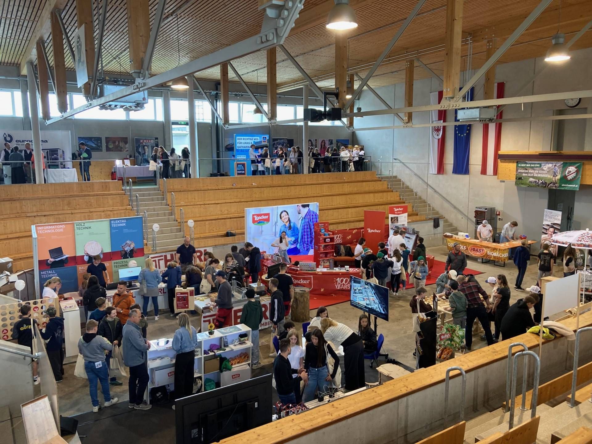 Reges Interesse bei den St&auml;nden und Stationen. Foto: Stangl