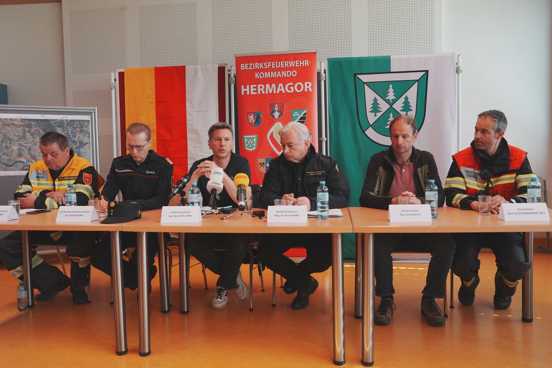 BFK Herbert Zimmermann, LFK Rudolf Robin, LH Daniel Fellner, Lokalaugenschein im Lesachtal: BH Heinz Pansi, Bgm Bernhard Knotz, Einsatzleiter Gerd Guggenberger