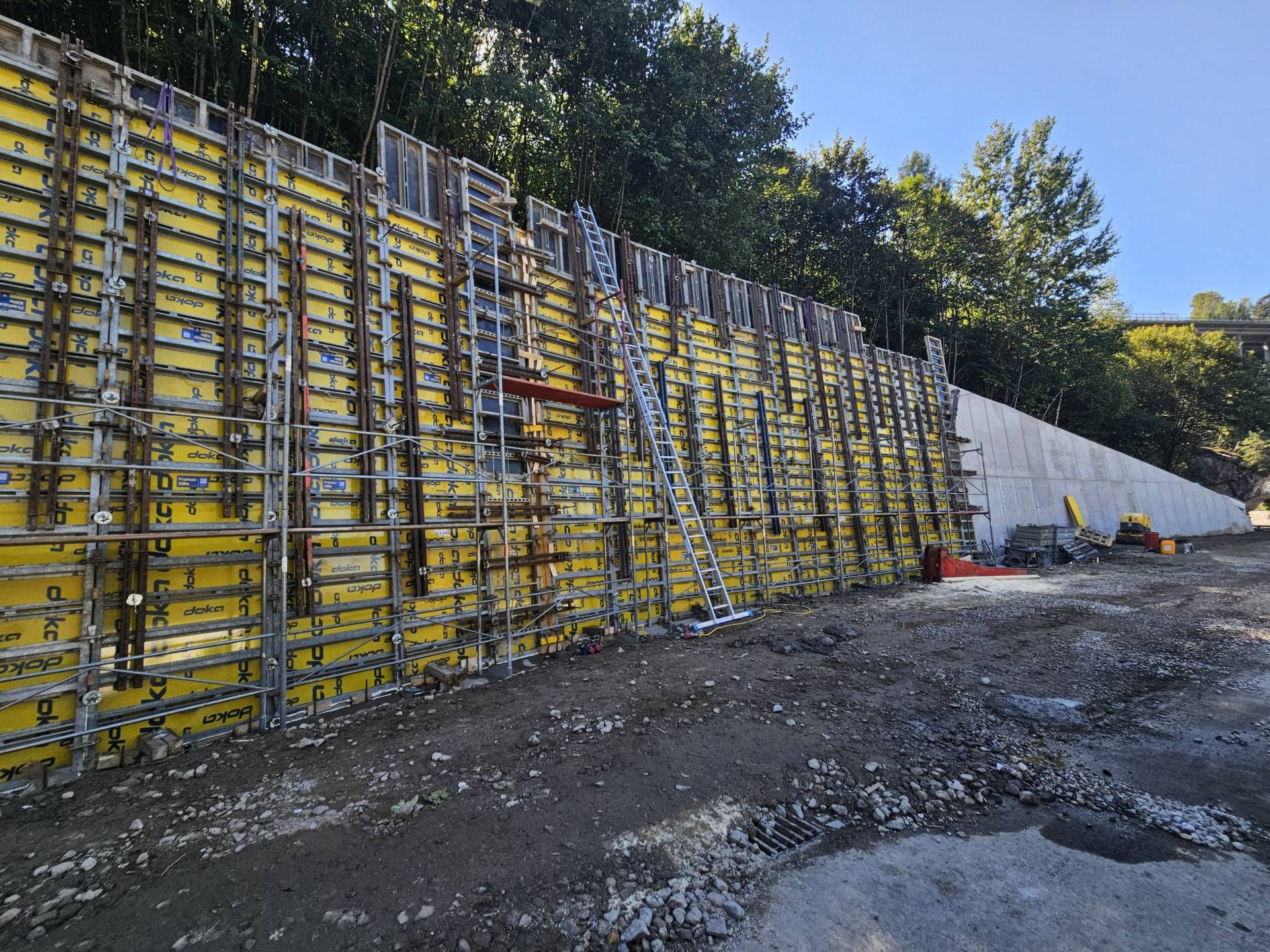 W&auml;hrend des Sommers wurde eine neue St&uuml;tzwand errichtet.