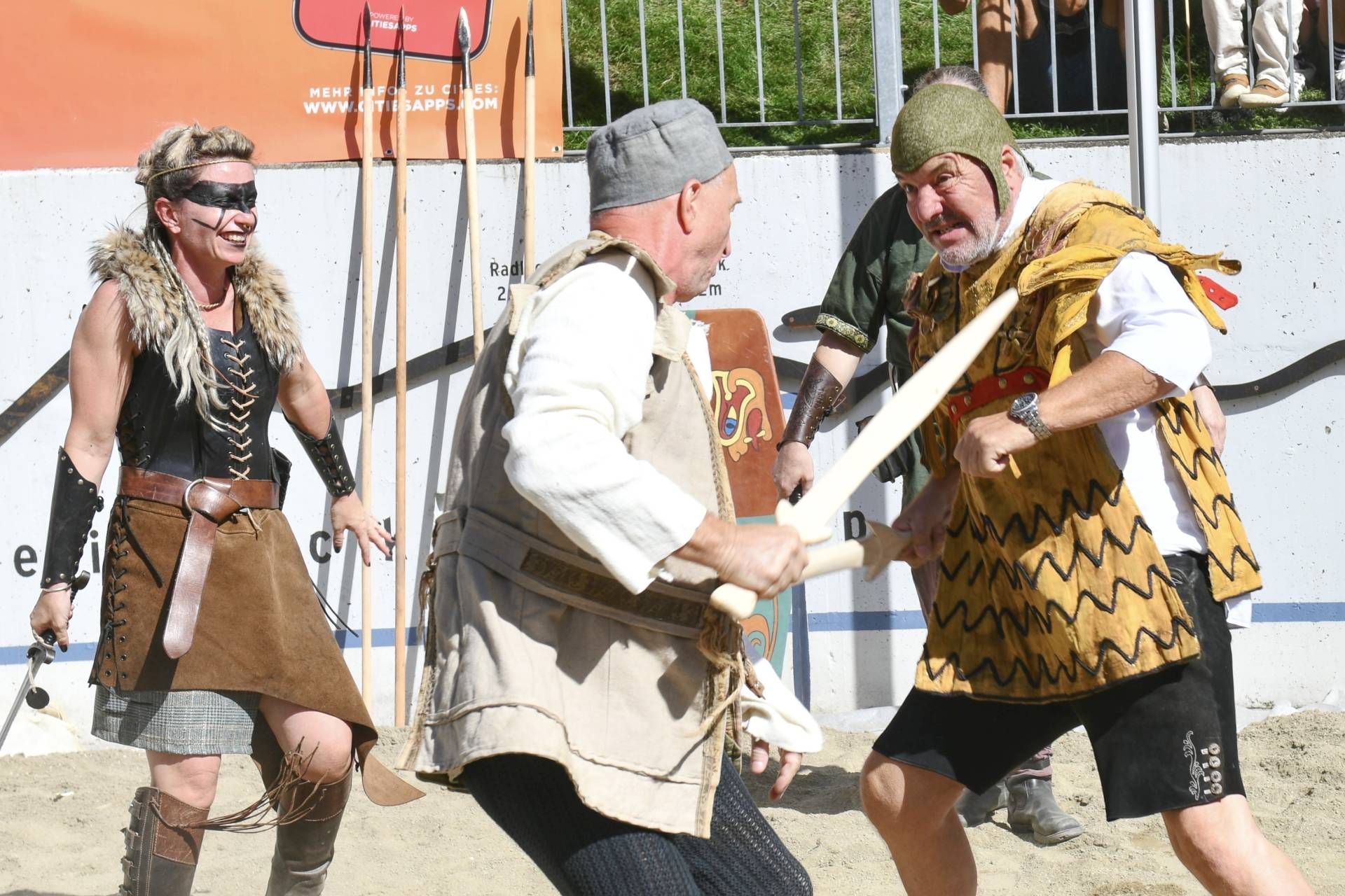 Von der M&uuml;hldorfer Gemeindestube In die Arena verlegten GV GR Otto Strau&szlig; und Vize-Bgm. Helmut F&uuml;rstauer einen viel umjubelten Kampf.....
