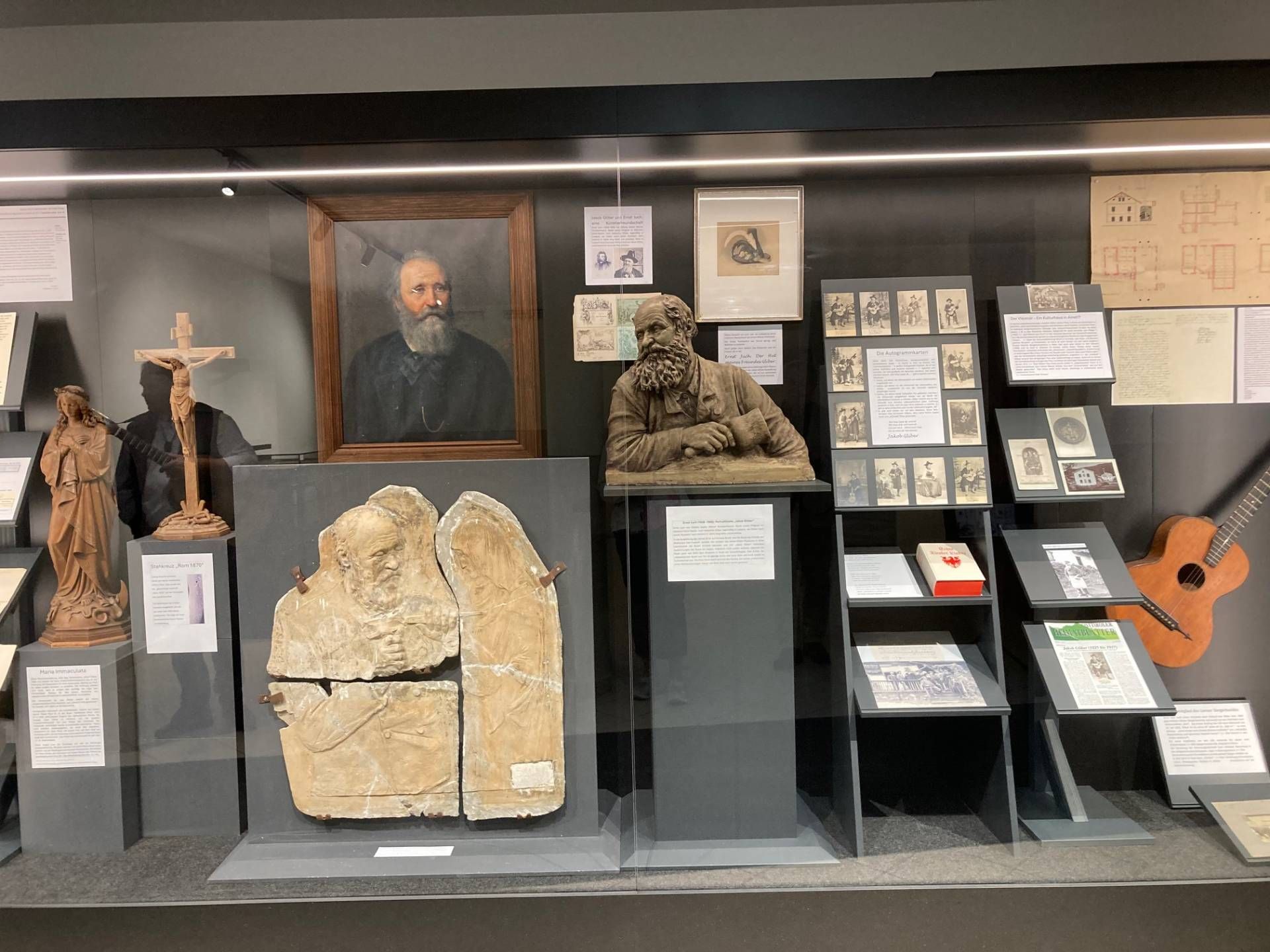 Die Schauvitrine des Jakob Gliber Museums im Foyer des Gemeindehauses mit Originalwerken, Dokumenten und Glibers Gitarre. Foto: Stangl