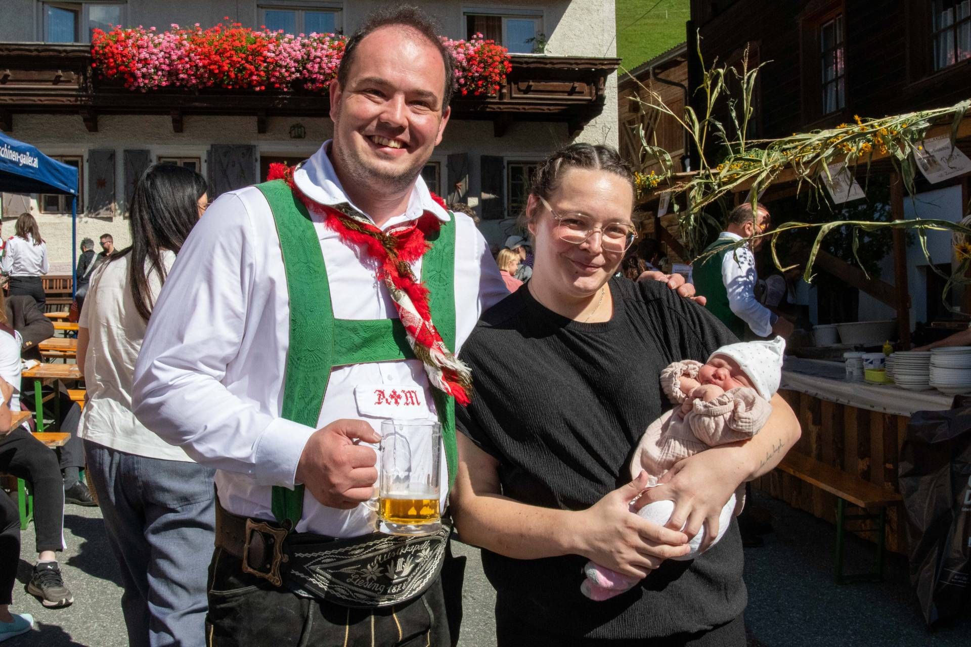 Gerade eine Woche alt und schon mitten im Geschehen: Hannah besucht mit ihren Eltern Andreas Mascher und Bettina Ortner das Lesachtaler Dorf- und Brotfest.