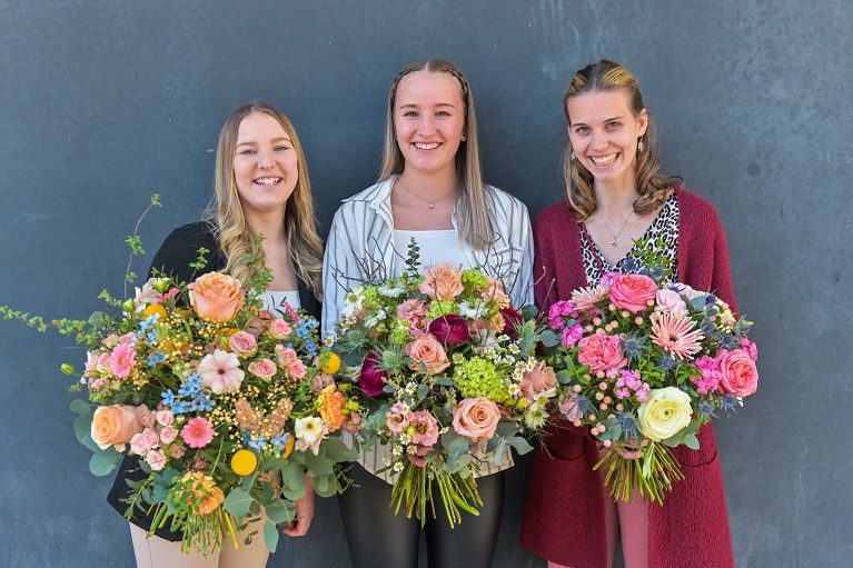 Den Landessiegerin bei den Floristinnen holte sich Jana-Lena Auer von der G&auml;rtnerei Winkler in Seeboden. Die Aufgabe beim Bewerb bestand darin, Blumenschmuck f&uuml;r verschiedene Anl&auml;sse herzustellen. Dazu geh&ouml;rten das Binden eines Blumenstrau&szlig;es, ein Trauers