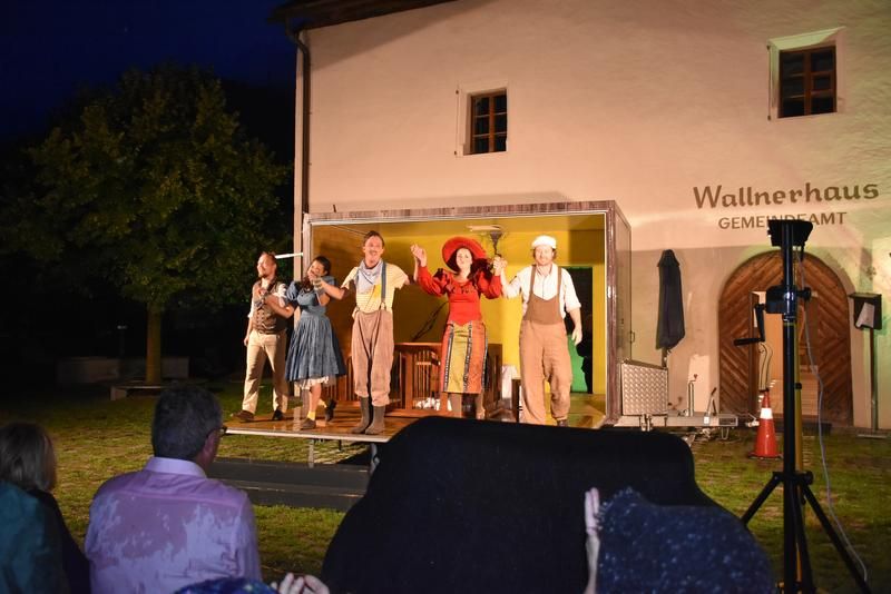 Ensemble Porcia Theaterwagen vor dem Wallnerhaus in Kleblach-Lind