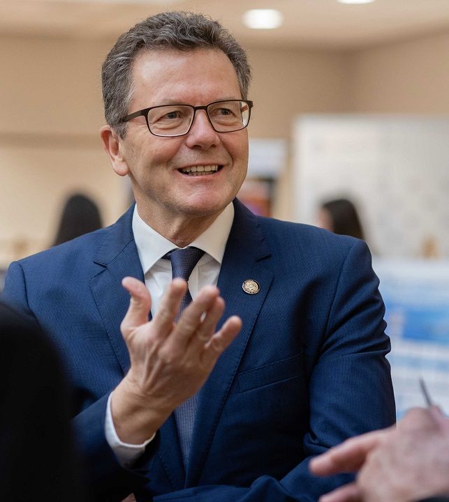 Dr. Wolfgang Waldner h&auml;lt die Er&ouml;ffnungsrede am 12. Juli im Kultursaal in Dellach/Gail. Foto Österr.BotschaftWashington