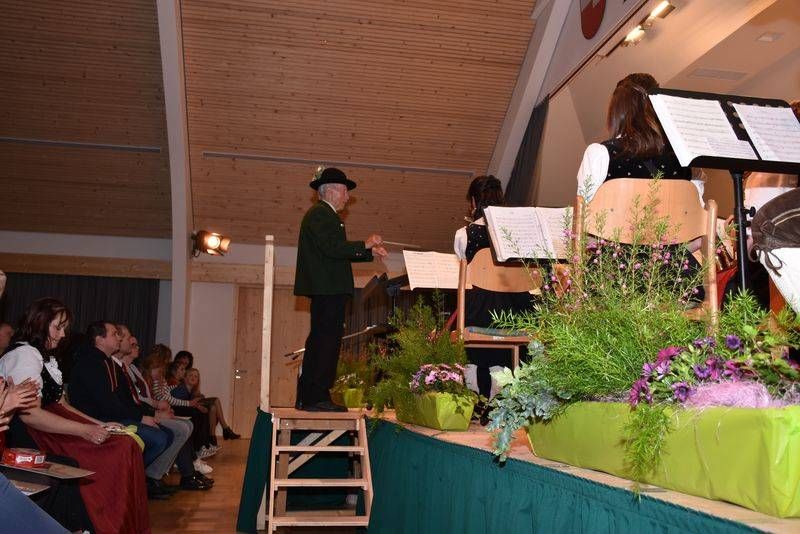 Den Taktstock in der Hand h&auml;lt Alt-Kapellmeister Anton Egarter.