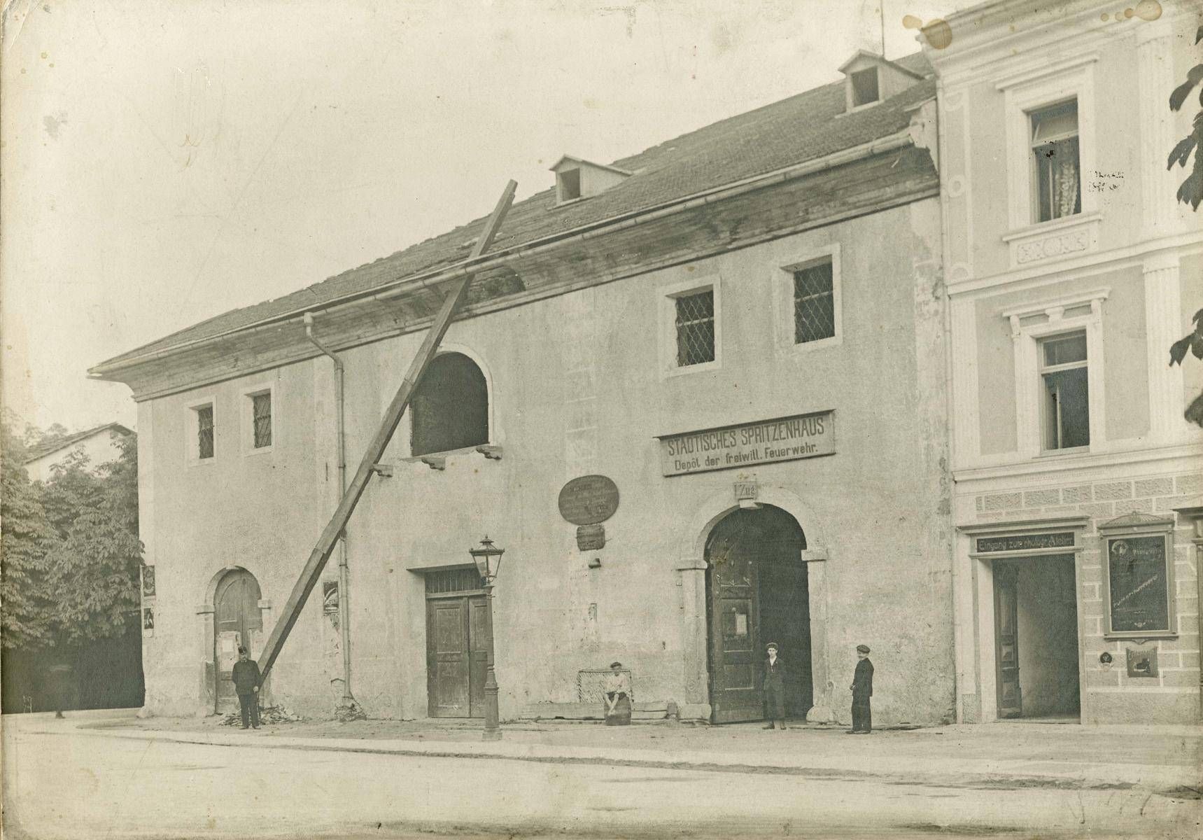 Das Spritzenhaus der Freiwilligen Feuerwehr Lienz am unteren Hauptplatz, 1907/08 Fotograf: Unbekannt; Sammlung Stadtgemeinde Lienz, Archiv Museum Schloss Bruck &ndash; TAP