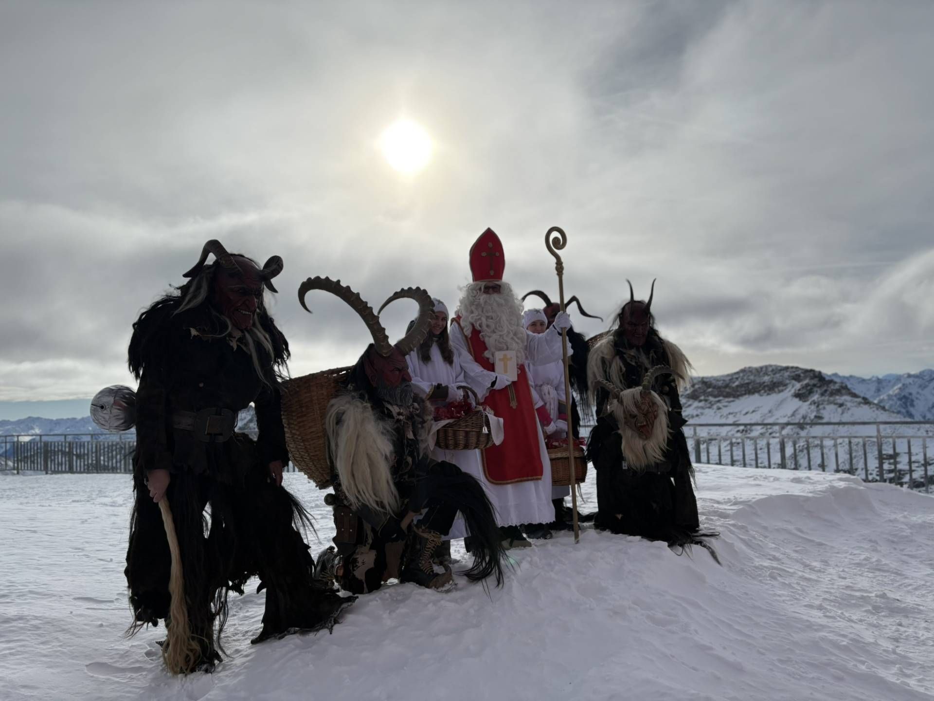 Der hl. Nikolaus zog mit seinen Engerln und den furchteinfl&ouml;&szlig;enden Krampussen durchs Skigebiet.