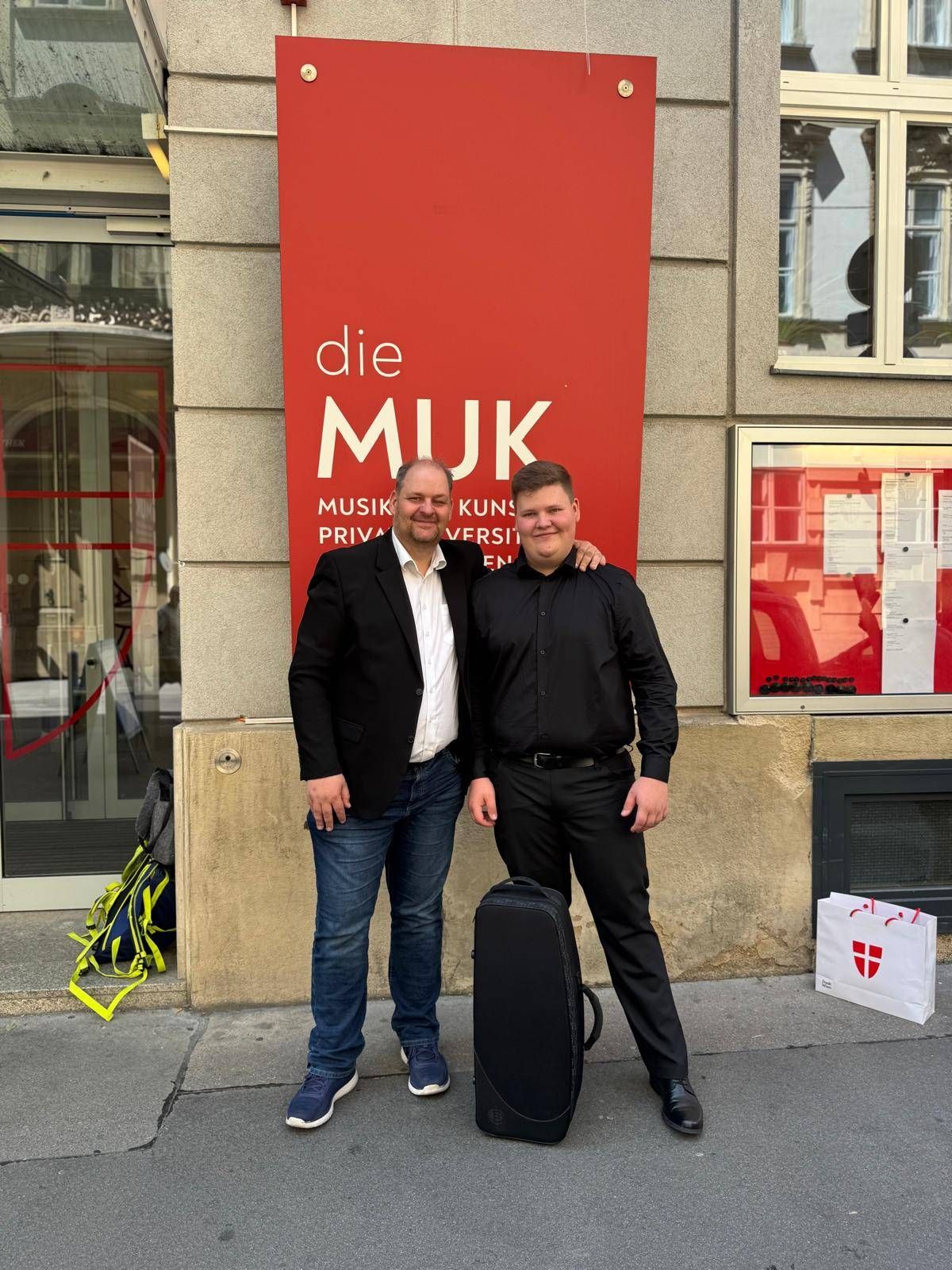 Philip Lerchster erspielte in der Altersgruppe II+ eine Silbermedaille und einen 2. Preis mit seinem Saxophon. Im Bild mit Musiklehrer Harald Kundert. Foto: privat