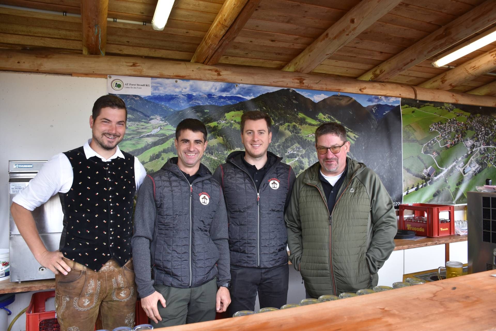 Michael, Christoph, Dominik und Georg waren die &bdquo;Vier Musketiere&ldquo; hinter der Theke.