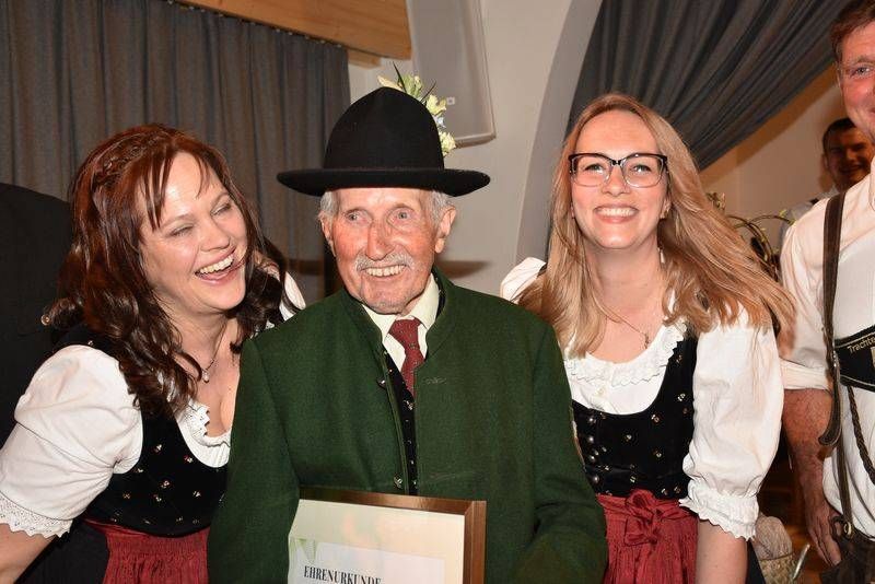 Ein K&uuml;sschen f&uuml;r den &bdquo;Tone&ldquo;, der nach 71 Jahren sein Trachten G&acute;wandl zur&uuml;ckgab und zum Kontert mit einer Ehren-Tracht bedacht wurde.