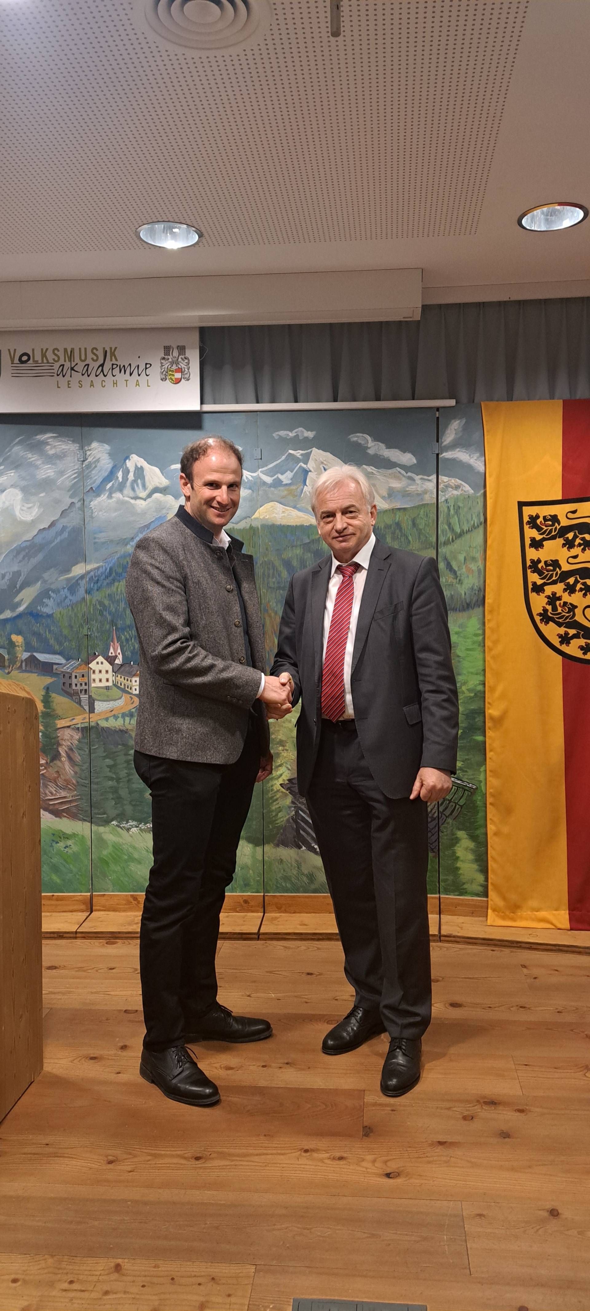 Bernhard Knotz wurde von BH Dr. Heinz Pansi als neuer B&uuml;rgermeister der Gemeinde Lesachtal angelobt.