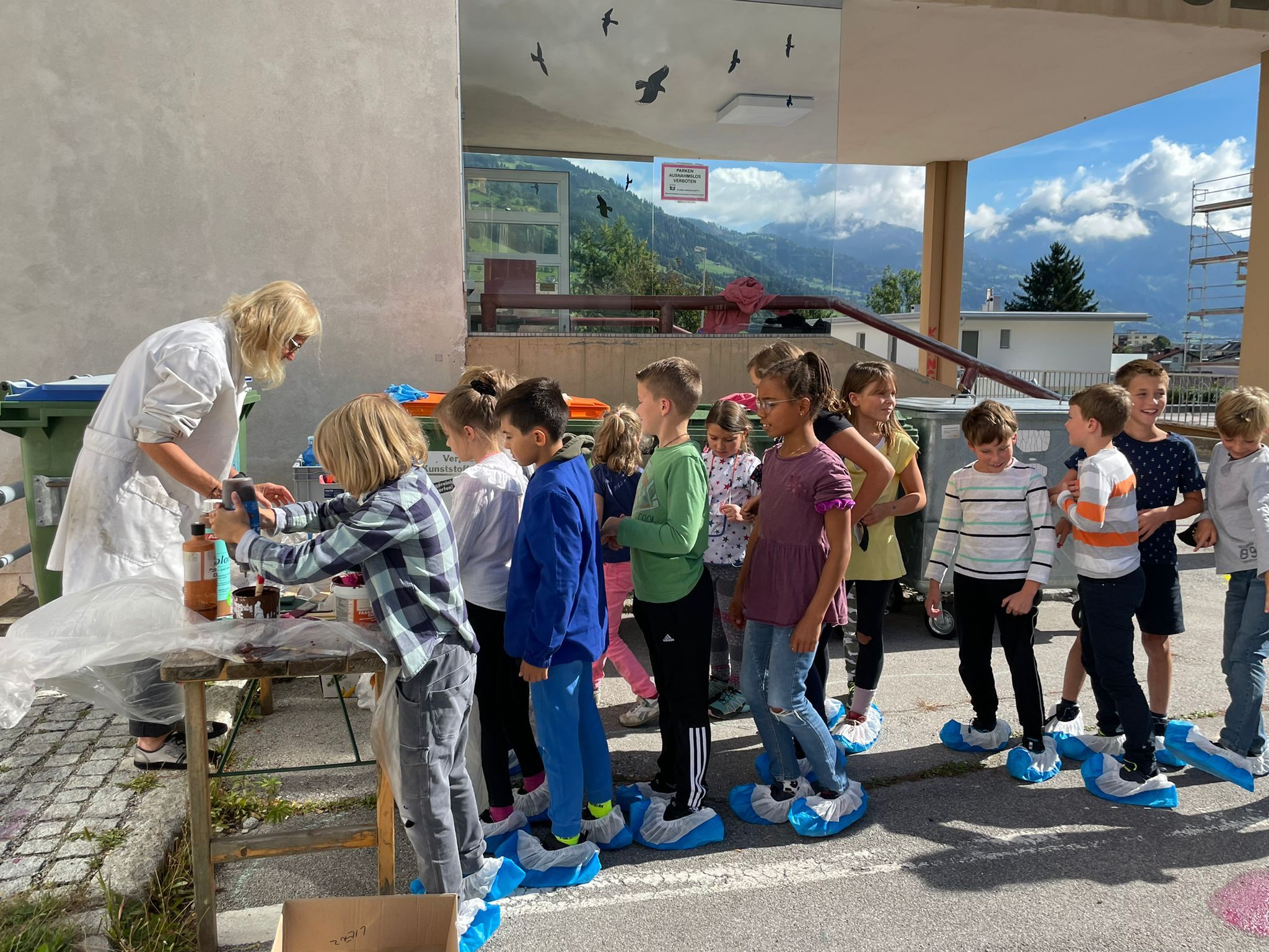 Die 1a bei der Ausgabe der Farben, Foto: VS Lienz Nord