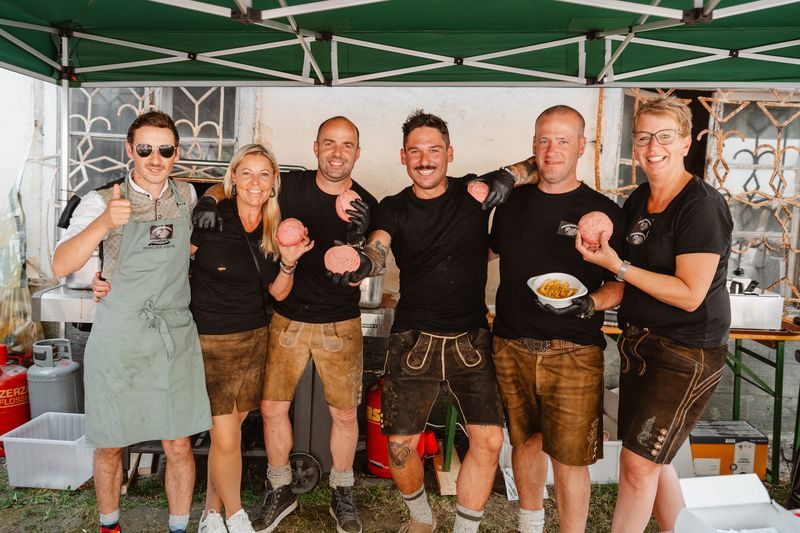 Die Jungs und M&auml;dels vom Grill: V. l.: Franz Guggenberger, Bettina Strobl, Andi Rohrer, Phillip Safrin, Didi Kolbitsch und Helene Kolbitsch.