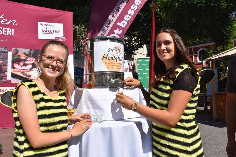 &bdquo;Bienchen&ldquo; Natalie Hohenwarter und Sarah Unter&uuml;berbacher.