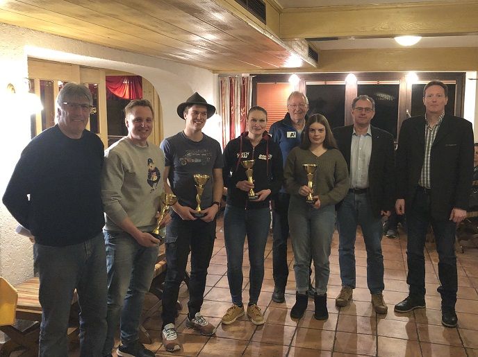 Die Gewinner mit dem Organisationsteam des SV Wei&szlig;briach.
