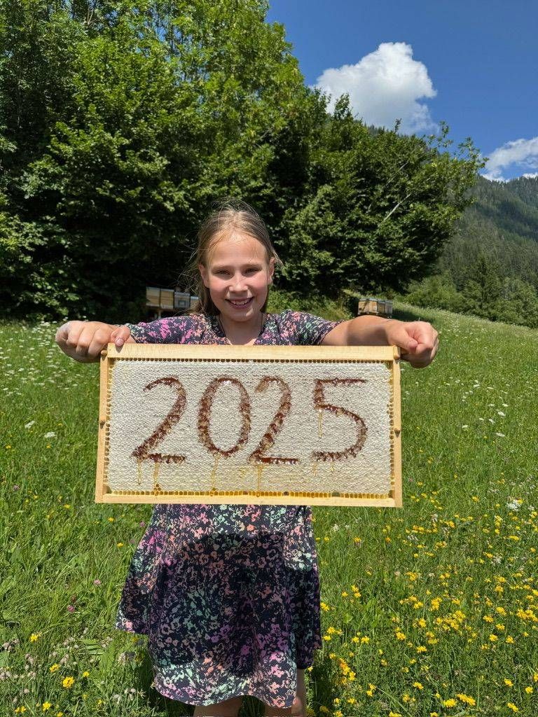 Mit Leana Ronacher aus Neusach ist schon eine neue Imker-Generation am Start. Foto: Privat