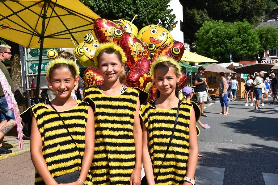 Die flei&szlig;igen &bdquo;Bienchen&ldquo; Emilia, Isabella Emely verkauften Lose.