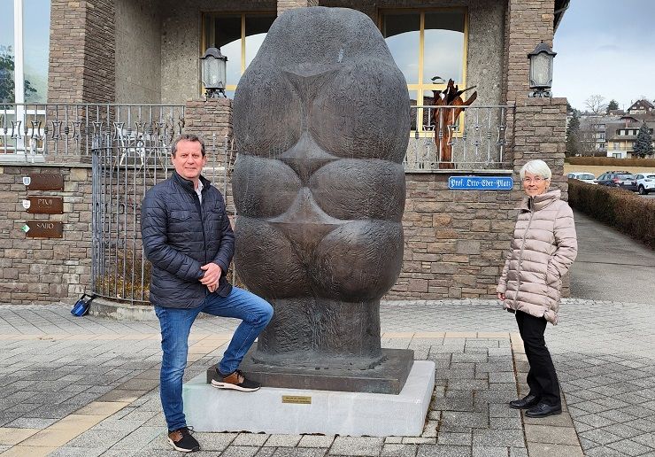 Bgm. Thomas Sch&auml;fauer und &bdquo;kultur.im.puls&ldquo;- Obfrau Margret Joch  vor der Otto Eder-Skulptur &bdquo;Gro&szlig;e weibliche Figuration II&ldquo;, die als Leihgabe des Strabag Kunstforums vor dem Kulturhaus in Seeboden steht. Foto: Carmina R