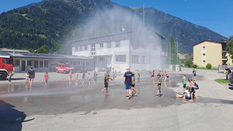 F&uuml;r Spa&szlig; und Abk&uuml;hlung sorgte der Hydroschild der Feuerwehr.