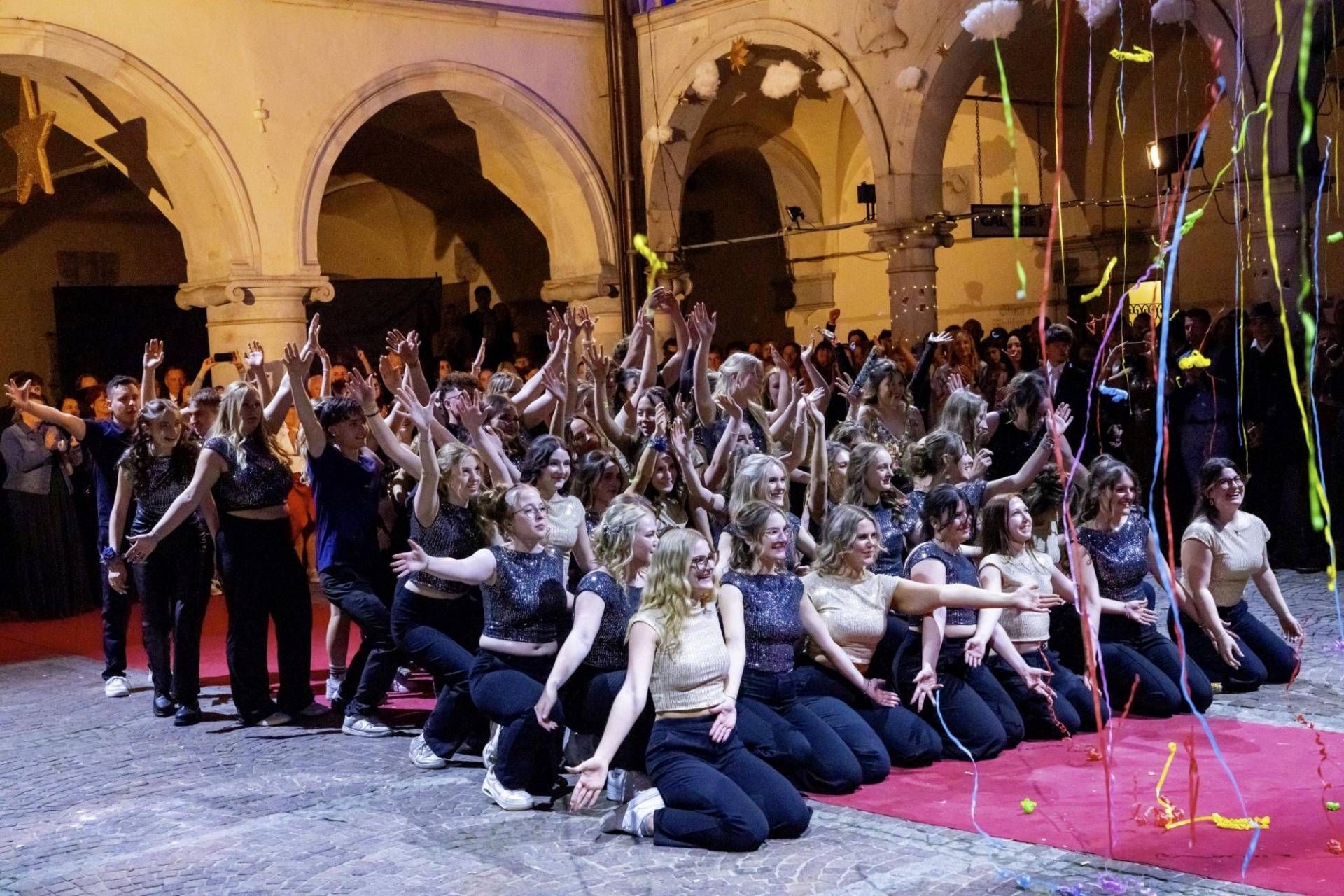 69 Absolventinnen und Absolventen werden in den n&auml;chsten Wochen ihre dreij&auml;hrige Fach- bzw. f&uuml;nfj&auml;hrige Berufsausbildung an der HLW Spittal erfolgreich beenden und ins Studium bzw. die Arbeitswelt eintreten. Der Ball war das gl&auml;nzende Highlight.