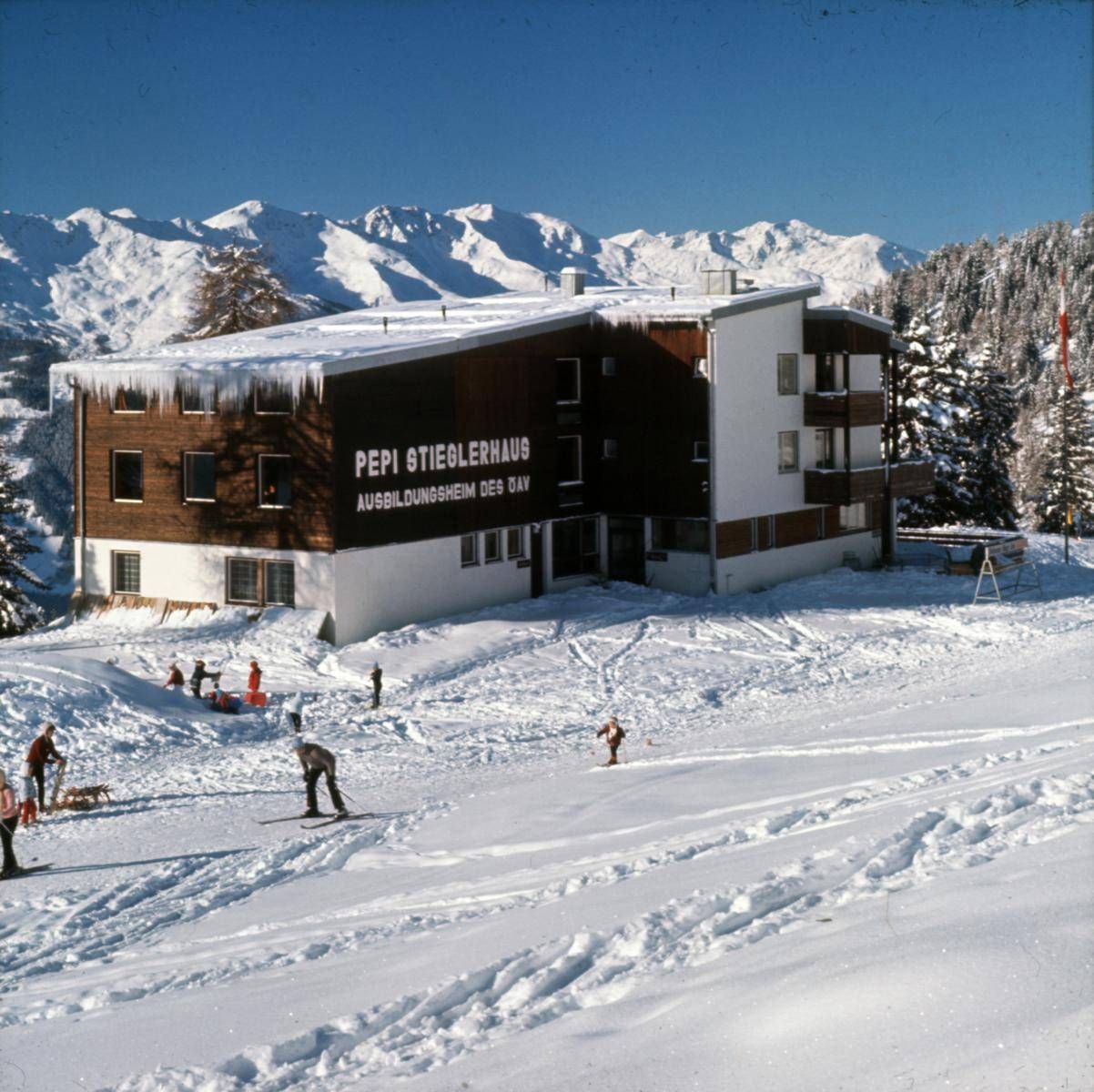 das Pepi Stiegler-Haus des &Ouml;AV auf dem Zettersfeld um 1975 (Fotograf: Siegfried Rainer, Sammlung Siegfried Rainer/TAP)