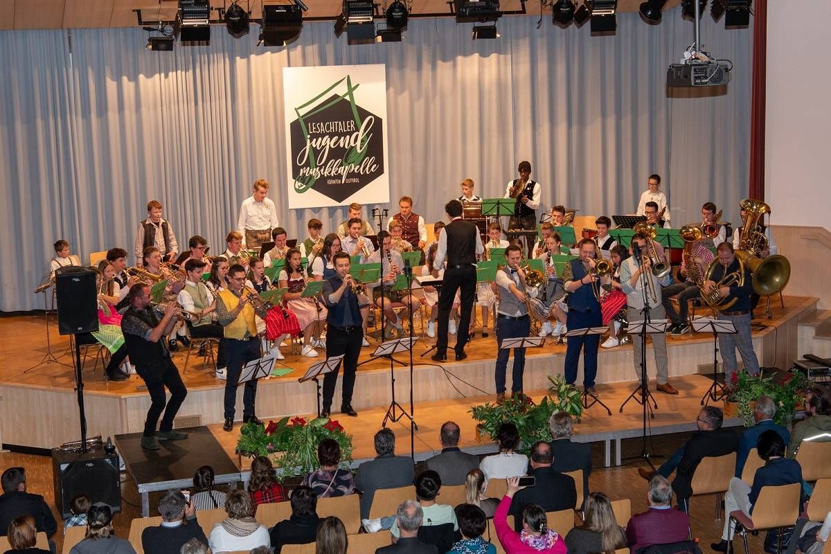 Die Jugendblasmusikkapelle musiziert gemeinsam mit &bdquo;Blechhaufen&ldquo;