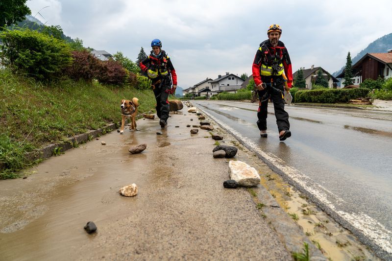 Die Einsatzkr&auml;fte haben alle H&auml;nde voll zu tun.