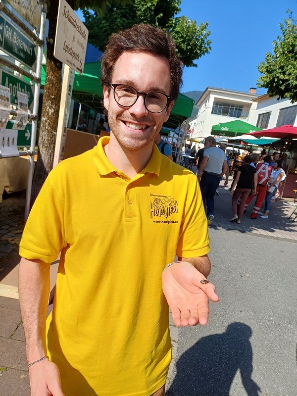 Dass man Drohnen auch streicheln darf, zeigten Stefan und Josef Gratzer vom Bienenzuchtverein Gitschtal.