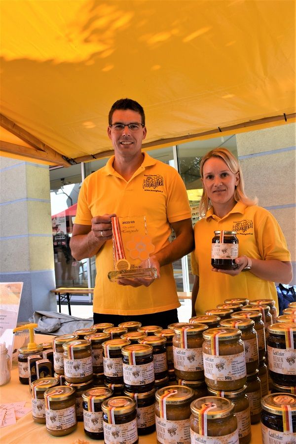 Christoph und Sandra Flaschberger aus St. Stefan haben den besten Waldhonig &Ouml;sterreichs. Dieser wurde im Vorjahr in Wieselburg mit der &bdquo;Goldenen Honigwabe&ldquo; ausgezeichnet.