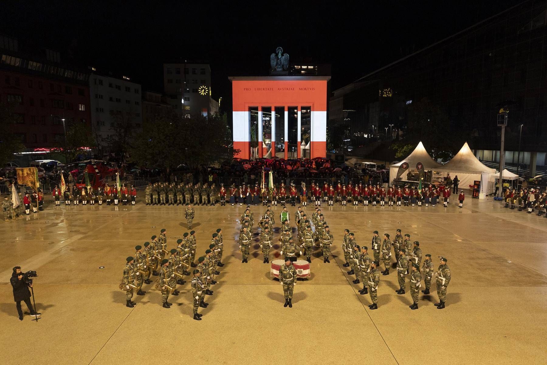 Die Tradition des Zapfenstreichs geht knapp 400 Jahre zur&uuml;ck und stammt aus der Zeit des Drei&szlig;igj&auml;hrigen Krieges in der ersten H&auml;lfte des 17. Jahrhunderts.