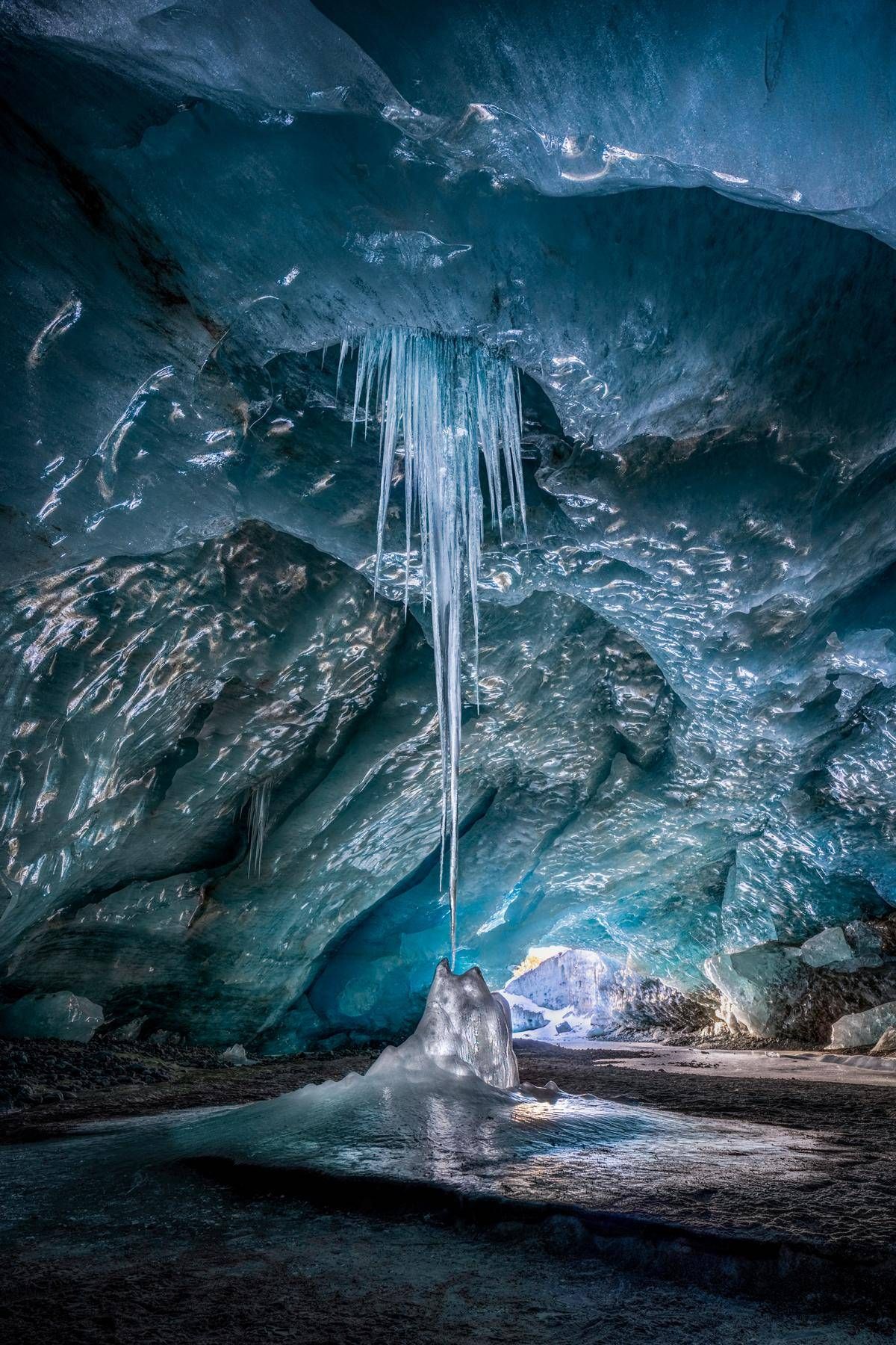 Aufnahme aus einer Gletscherh&ouml;hle des Morteratschgletschers in der Schweiz. Das Bild ist aus der Fotoreportage "Blauw dat 
niet blijft" (&bdquo;Blau, das nicht bleibt&ldquo;), die bei den International Photography Awards 2026 den 2. Platz in der 
Professional-Kategorie Editorial / Press &ndash; Environmental erreichte.
&copy; Judith Mijderwijk