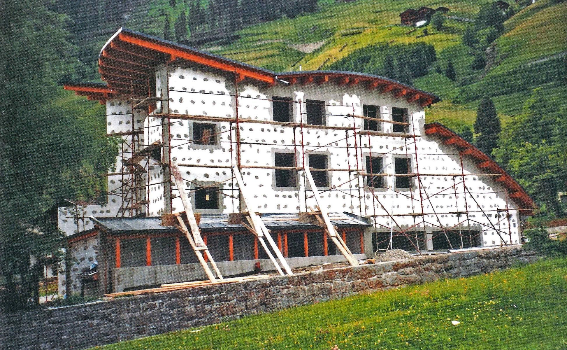 Bauphase der neuen Rotkreuz-Ortsstelle im Defereggental, 1997  Foto: &Ouml;RK Osttirol.