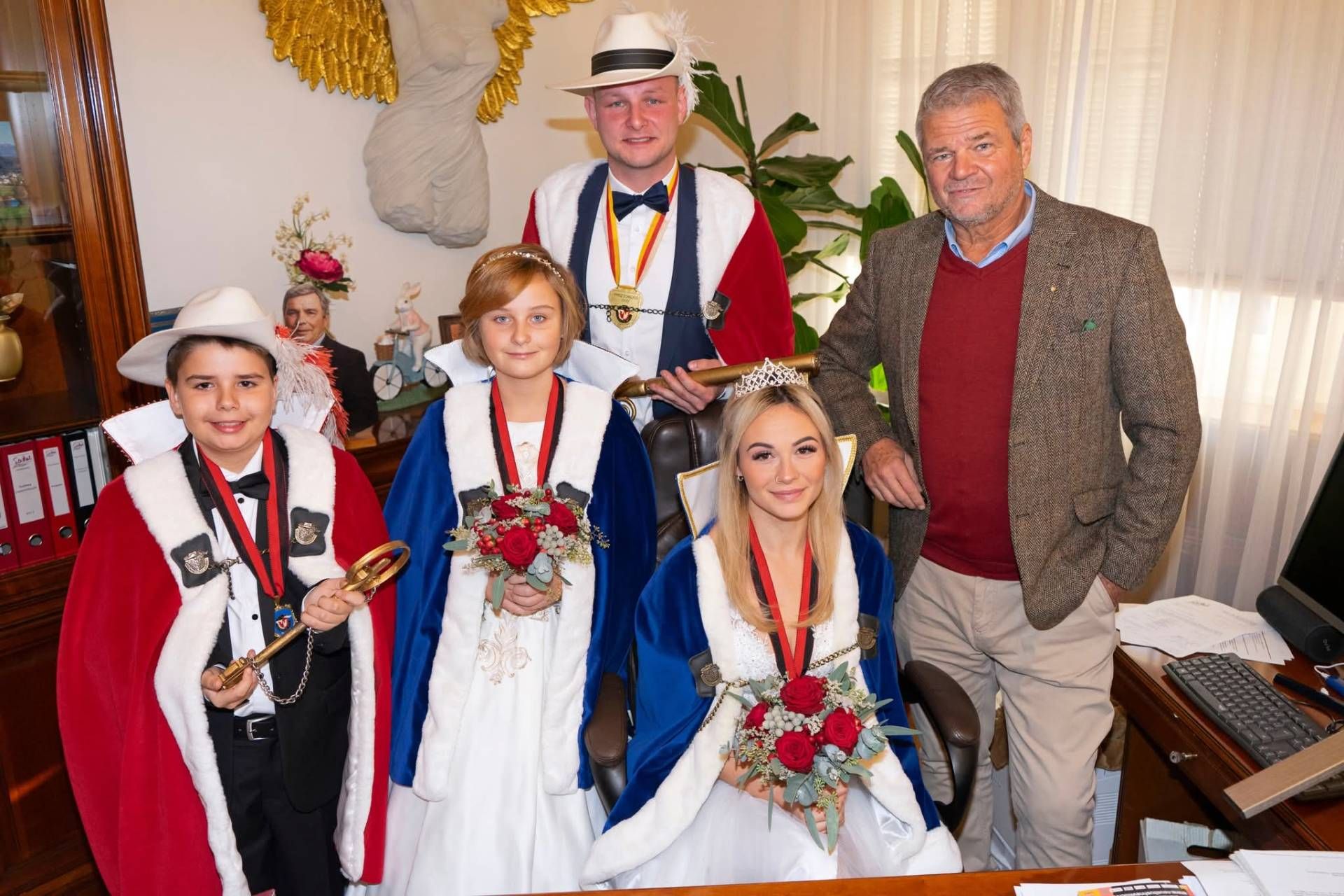 Spittals Bgm. Gerhard K&ouml;fer mit Prinzessin Jasmina die I. (Jasmina Skalic), Prinz Schalkus der LVII. (Dominik Brandst&auml;tter) sowie dem Kinderprinzenpaar Prinzessin Helena die I. (Helena Kempf) und Prinz Filius der XXXIV. (Raffael Balukcic). Foto: Stadtgemeinde Spittal