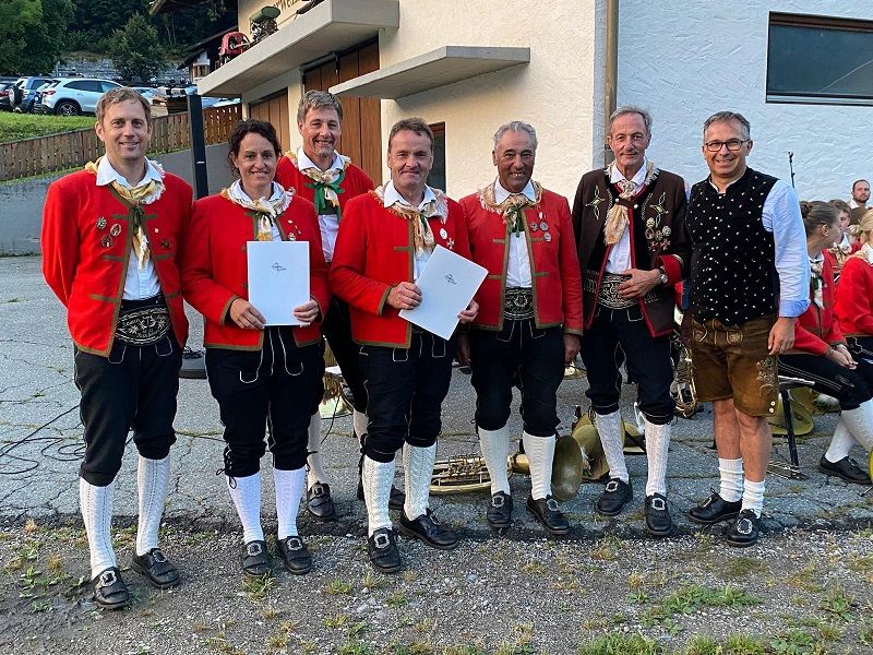 V. l.: Martin Kerschbaumer, Maria Haas, Hans-Peter Patterer, Heribert Spie&szlig;, Anton Webhofer, Kapellmeister Siegi Kerschbaumer und MD Gerald Kubin. Foto: Gerd Guggenberger