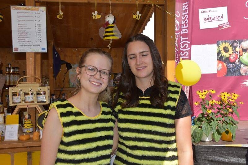 &bdquo;Bienchen&ldquo; Natalie Hohenwarter und Sarah Unter&uuml;berbacher.