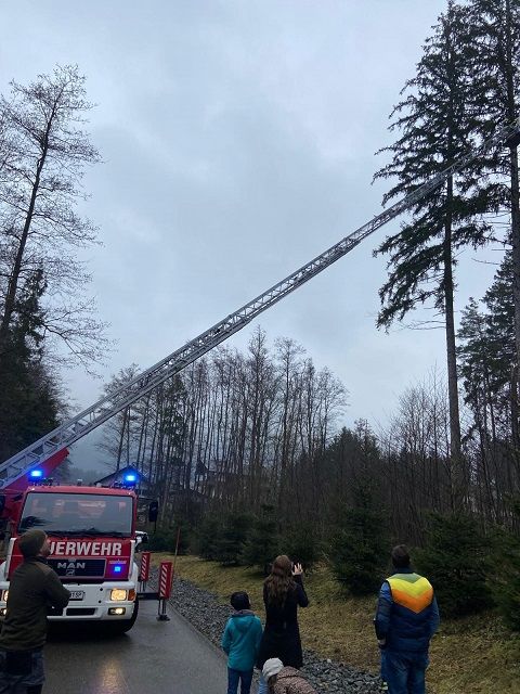Die Feuerwehr Spittal musste mit einer Drehleiter anr&uuml;cken.