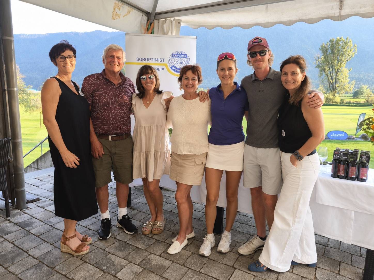 Die Siegerinnen und Sieger: Organisatorin Elisabeth Unterweger, Vinzenz Rauscher, Angelika Gerl, Margit Schautzer, Theresa Beer, Stefan Gratzer jun und Soroptimistin Katharina Hofer-Schillen (1)